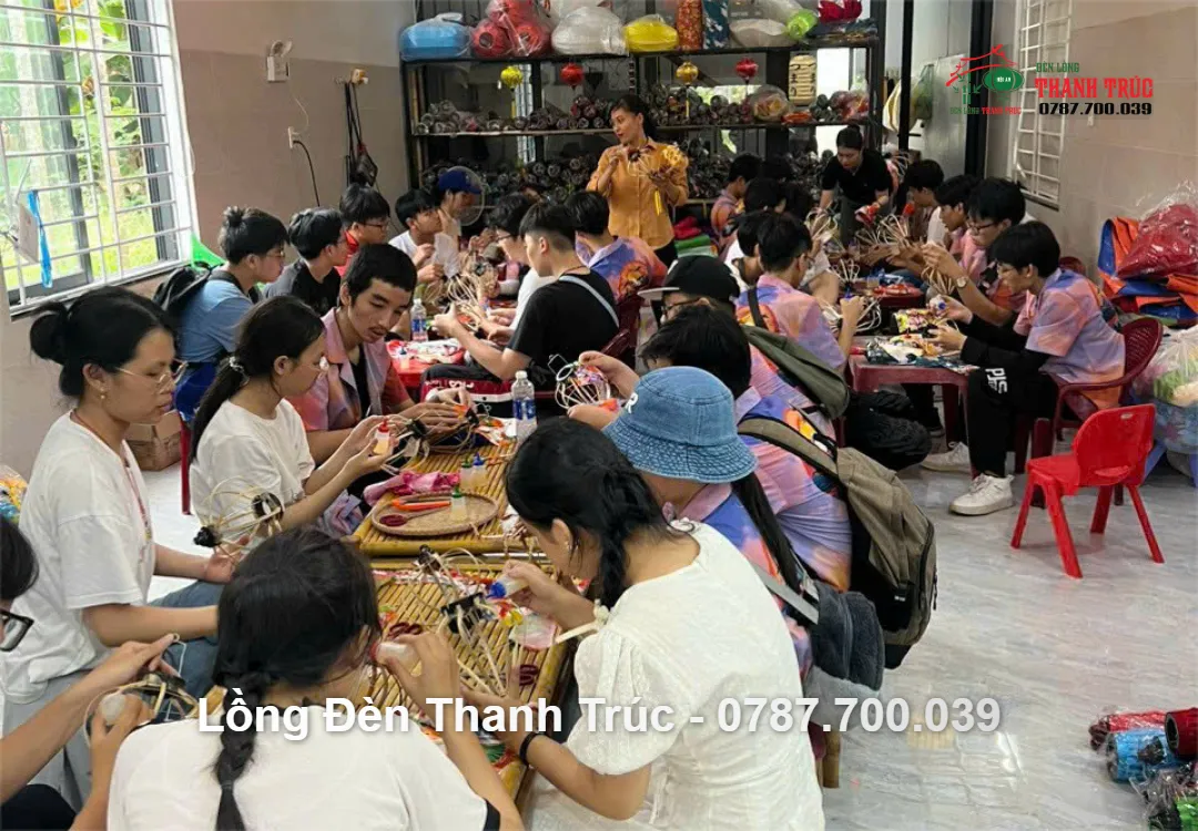 Hình ảnh hoạt động tour làm lồng đèn tại hội an